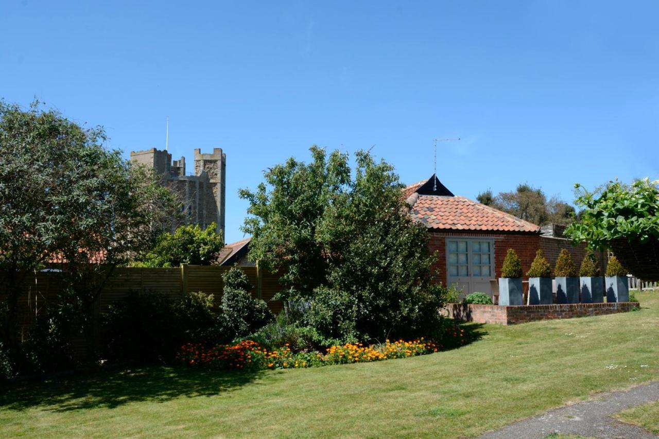 Crown And Castle Hotel Орфорд Екстериор снимка