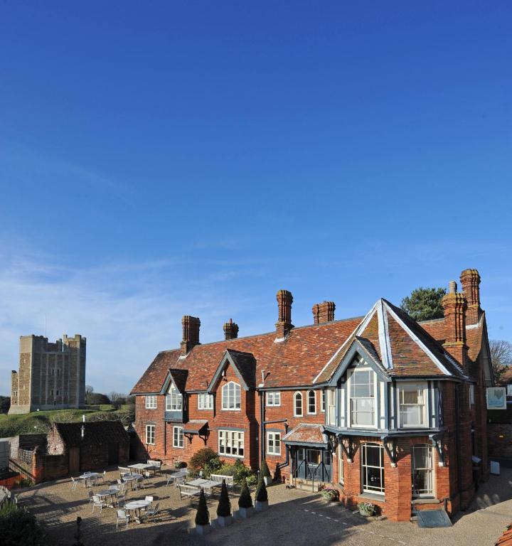 Crown And Castle Hotel Орфорд Екстериор снимка